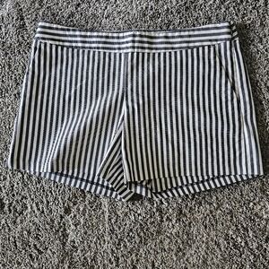 Express Pinstripe Shorts size 6 gray white Pockets Side Zip..Excellent Condition